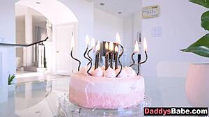 Ung styvdotter behärskar blowjobs på styvpappas hårda kuk