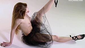 超ホットジムナストSvetik Samozvetikがパイパンマンを披露