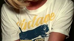 Η θετή κόρη πείθει τον θετό πατέρα να την γαμήσει ενώ ιππεύει και τινάζεται