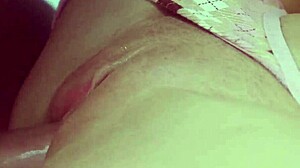 Πούτσα Νεαρής Υπερφορτωμένη με Κρεμασμό. Τρελός Πισινός Τραντάζει το Σώμα Της!