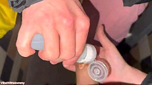 Мащеха чука завареник в обществена тоалетна за първи път