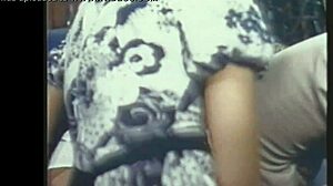 Κλασικό Blowjob της Linda Lovelace Τον Αφήνει να Τελειώνει Σκληρά σε Ρετρό Σκηνή