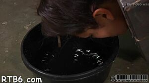 Snygg kvinna i bur får hårt slarvigt anal舐め och knull