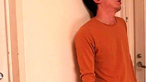 야, 아름다운 엄마 미키 아카이가 야한 키스와 땀 흘리는 크림파이 액션으로 날 사로잡았어.