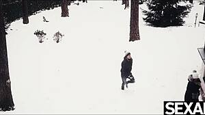 Coppia carina scalda giornata nevosa con momenti intimi