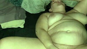 J'éjacule fort à l'intérieur du corps serré d'une milf chaude