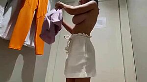 Napalona wielkocycka laska masuje cipkę w publicznej przebieralni