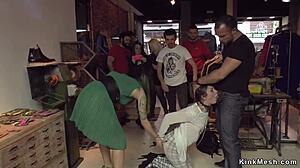 Hé, kijk deze brunette dubbel penetreren buiten!